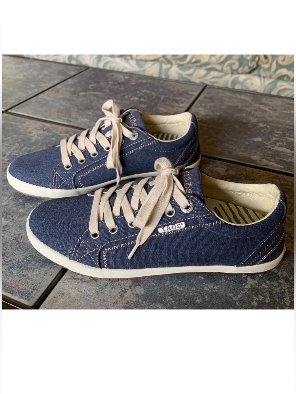 Taos Footwear Navy Canvas Sneakers with Cream Laces like new 7.5